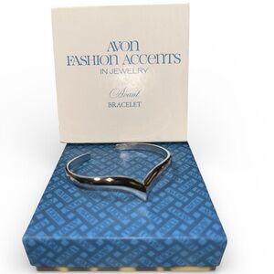 Avon “Avant” 70’s cuff bracelet size 6, new old stock